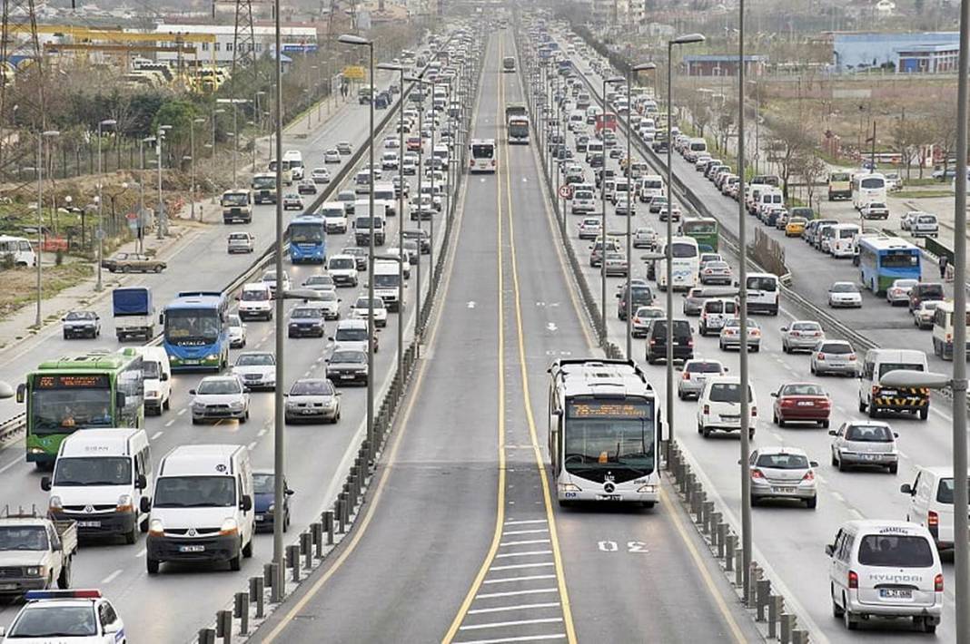 Sadece İstanbul'da vardı, artık o şehirde de hizmete giriyor! İşte metrobüsü kullanacak ikinci şehir... 13